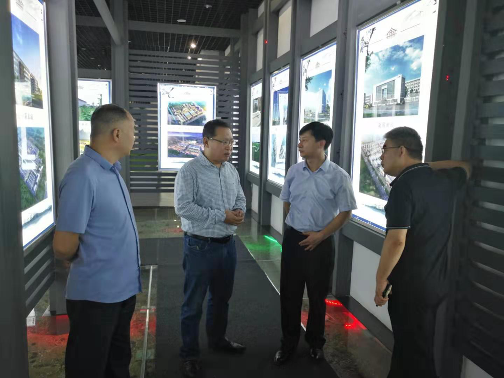 专家组一行又来到定州博物馆参观学习,场馆人员认真讲解了各个展厅